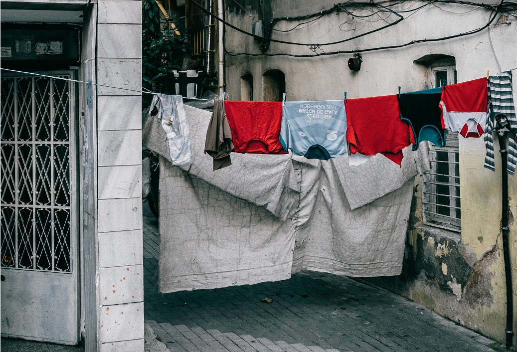 pexels-meruyert-gonullu-6152390 Ropa colgada representación